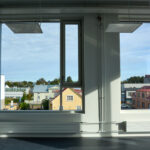 Näkymä Karin kampuksen sisätiloista kohti pääkirjastoa.