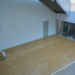 Parkettia kampuksen aulatilassa.