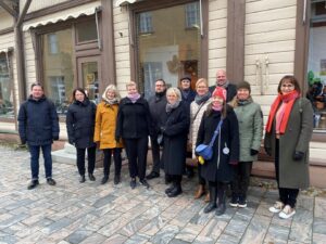 Kävelykierroksella Vanhassa Raumassa. Kuvassa vasemmalta Satakunnan Museon rakennustutkija Olli Joukio, Satakuntaliiton alueidenkäytön johtaja Susanna Roslöf, Museoviraston erikoisasiantuntija Kaija Kiiveri-Hakkarainen, Satakunnan Museon johtaja Johanna Jakomaa, Museoviraston erikoisasiantuntija Stefan Wessman, Museoviraston pääjohtaja Tiina Merisalo, kaupunginvaltuuston puheenjohtaja Otso Huuska, Museoviraston osastonjohtaja Ulla Salmela, ELY-keskuksen ylitarkastaja Kirsti Virkki, kaupunginhallituksen puheenjohtaja Kalle Leppikorpi, ELY-keskuksen ylitarkastaja Ulla Riipinen ja kaavoitusarkkitehti Mervi Tammi. Kuva: Henri Raitio.