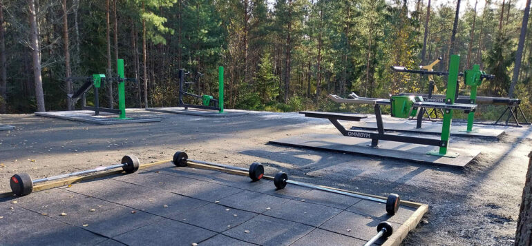 Pyytjärven ulkokuntoilualueen laitteita.