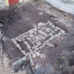 1900-luvulla raatihuoneen pihalla oli vaakahuone, jonka alimmat perustukset oli jätetty paikoilleen sitä 1960-luvulla purettaessa. Kuva: Maija Helamaa / Muuritutkimus Oy.