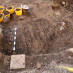 Palanut puulattia on jättänyt maahan heikot, mutta säännölliset jäljet, jotka on saatu esiin varovasti kaivamalla. Kuva: Maija Helamaa / Muuritutkimus Oy.