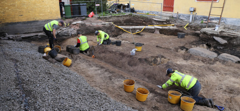 Raatihuoneen pihan keskiajalle ajoittuvaa ojaa kaivetaan tyhjäksi sinne tasatusta täyttömaasta. Kuva: Maija Helamaa / Muuritutkimus Oy.