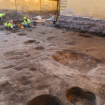 Raatihuoneen pihan vanhan peltomaan päältä on kaivettu pois kaikki sitä nuoremmat maakerrokset ja sen läpi kaivetut kuopat. Kuva: Maija Helamaa / Muuritutkimus Oy.