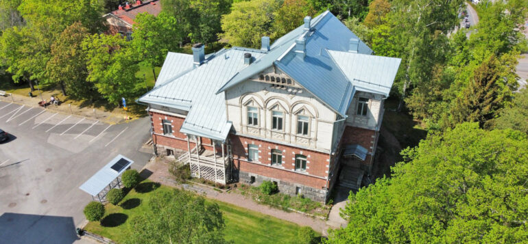 Hallintorakennus ilmakuvassa.