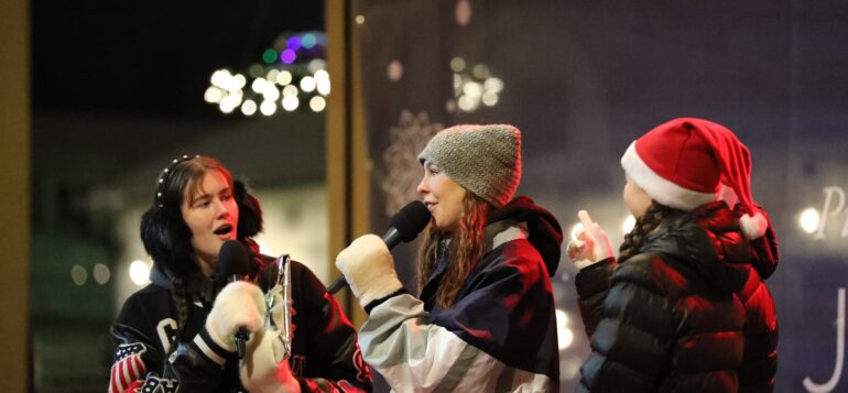 Somevaikuttaja-tubettajat Ella ja Helmi JouluFest!-tapahtumassa.