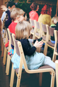 Lapset katsovat esitystä Kulttuuritalo Posellissa taputtaen käsiään yhteen.