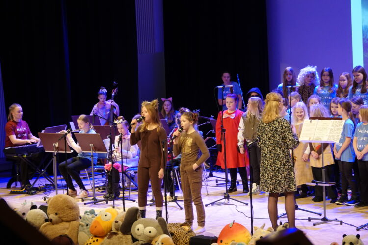 Lapset laulavat konsertissa.