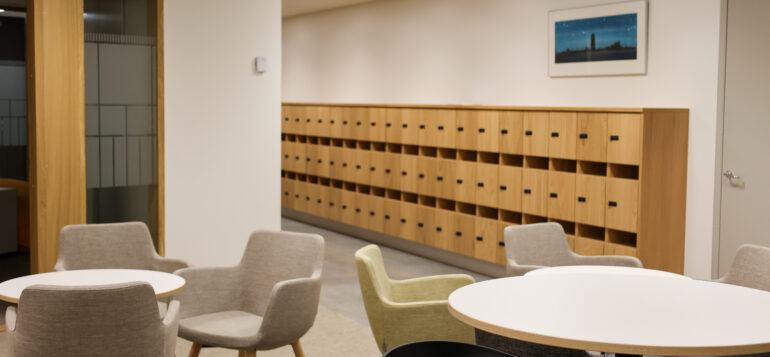 Kirsi Kuusiston saaristoaiheista grafiikkaa on sijoitettu opettajanhuoneeseen.