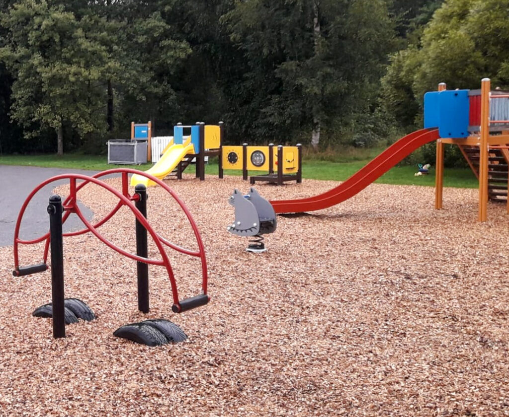 Ahopellon leikkikenttä, jossa erilaisia leikkivälineitä.