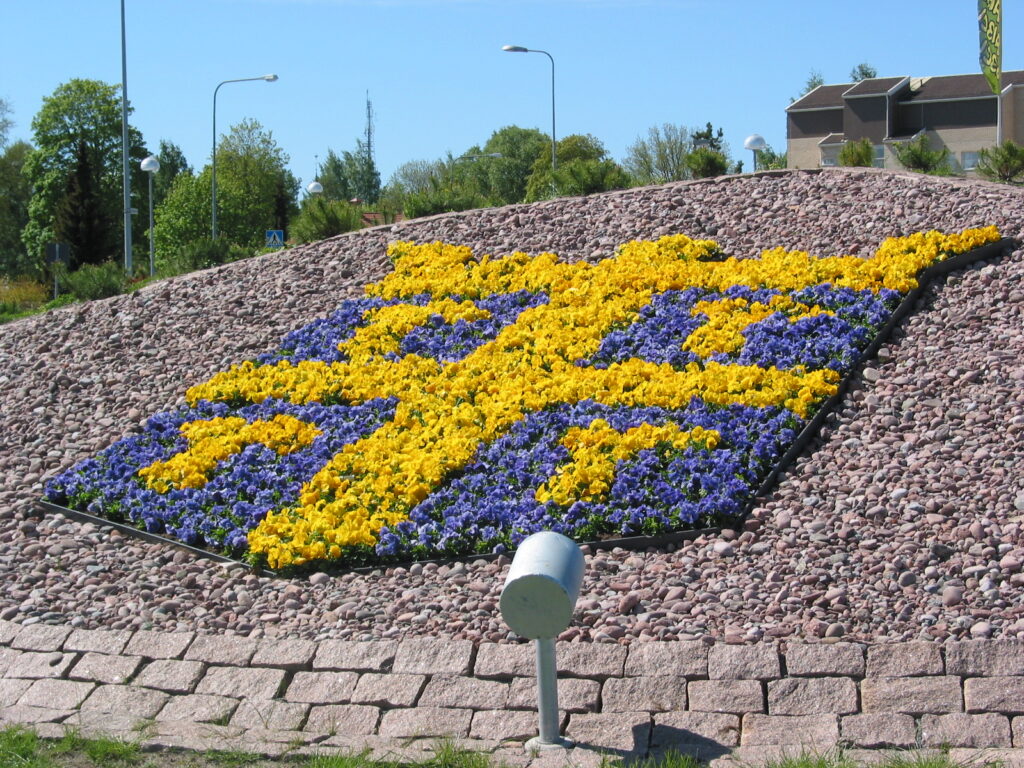Rauman vaakuna tehty kukkaistutuksilla liikenneympyrässä.