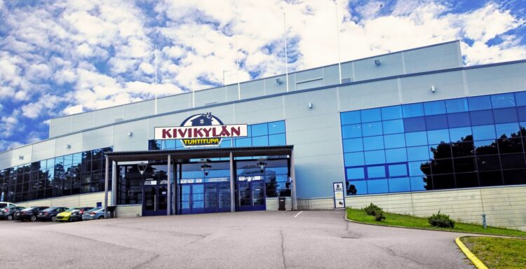 jäähalli kuvattuna edestäpäin.