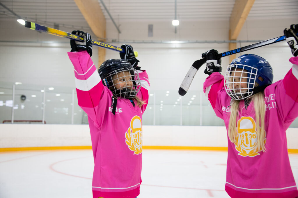 Tyttöjääkiekkoilijat jäällä.