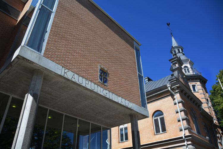 Rauman kaupungintalon julkisivua edestä kuvattuna kesäaikaan. Sininen taivas taustalla.