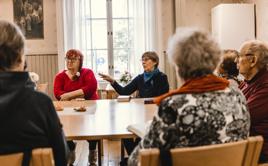 Seniorit keskustelevat.