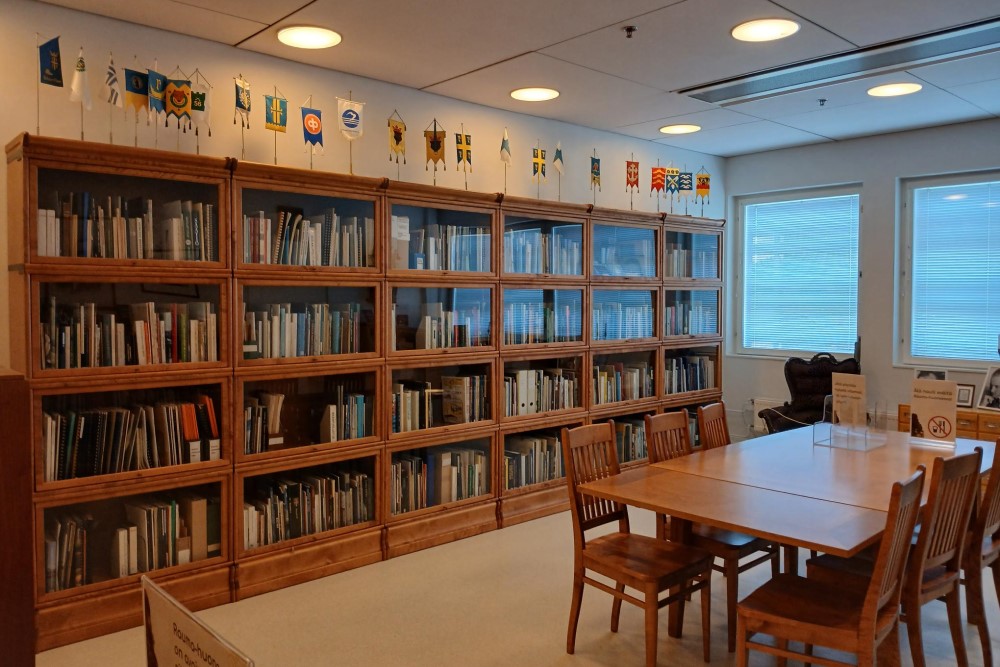 Kirjaston Rauma-kokoelmahuone.