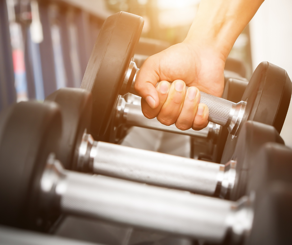 Lähikuva käsipainoista.