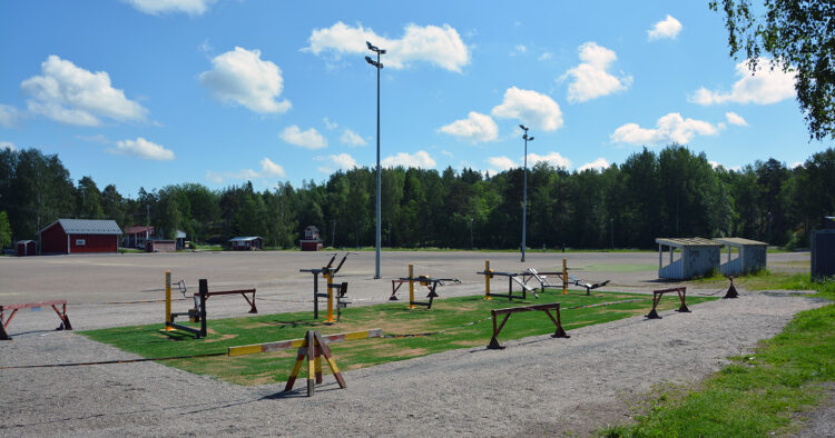 Lähdepellon ulkokuntoilulaitteet.
