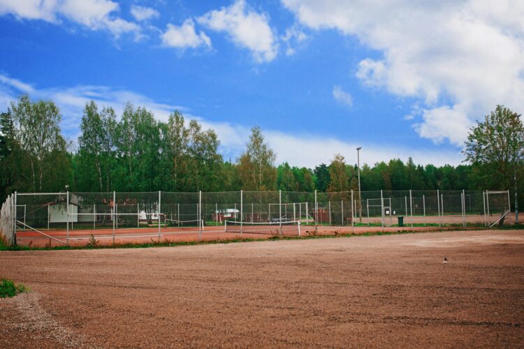 Lähdepellon tenniskenttä.