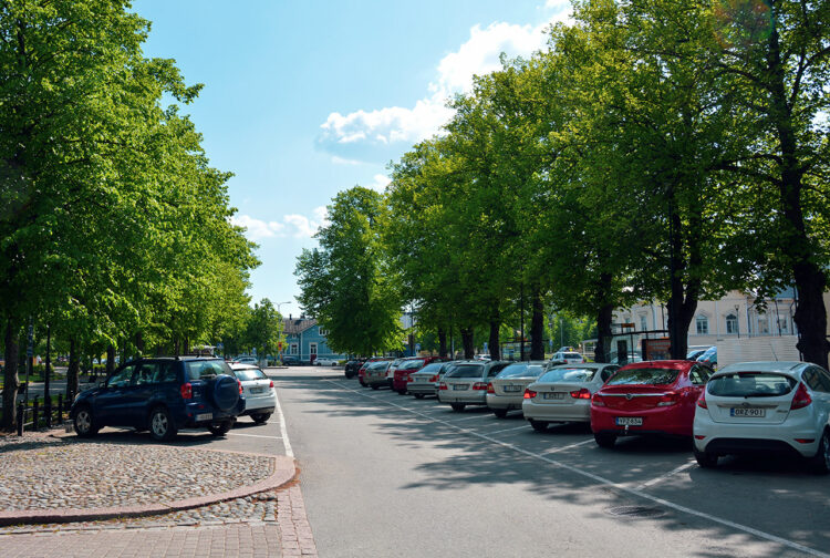 Autoja parkissa Savilan pysäköintialueella.
