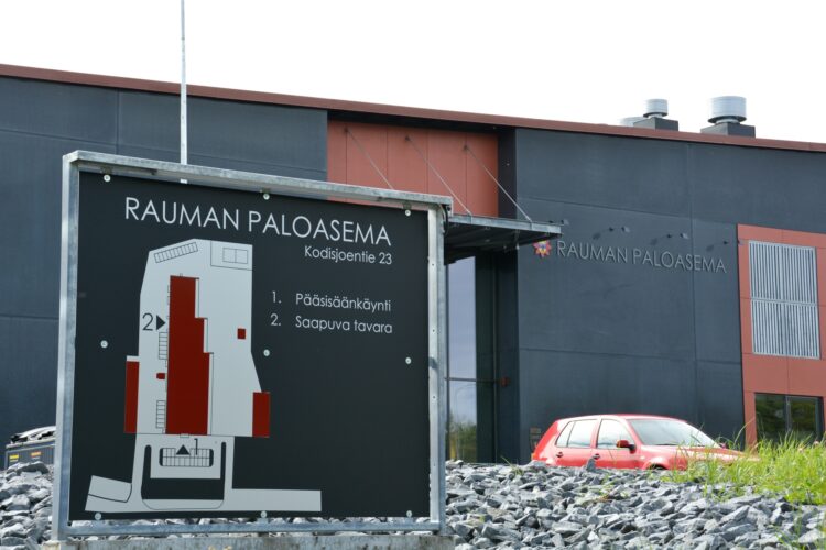 Rauman paloaseman kyltti.
