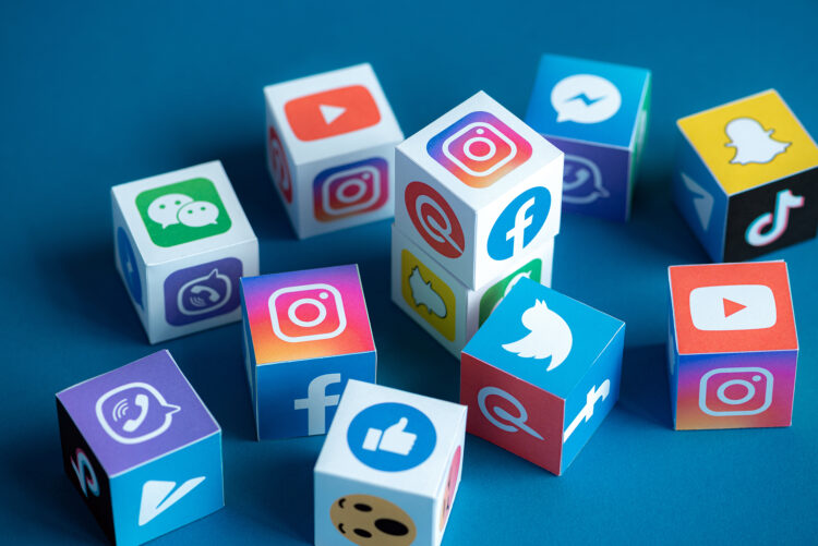 Paperikuutioita, johon on painettu suosittujen sosiaalisten verkostojen ja viestintäsovellusten, kuten Facebookin, Instagramin, YouTuben, Telegramin ja muiden, logoja.