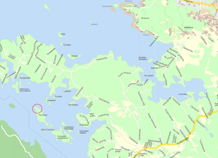 Opaskartta ja Tarvokarin sijainti.