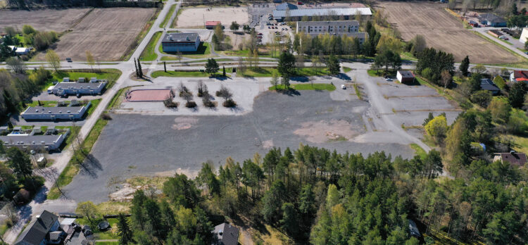 Uotila wooden school's lot.