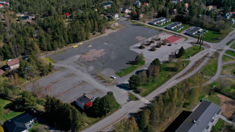 Uotila wooden school's lot.