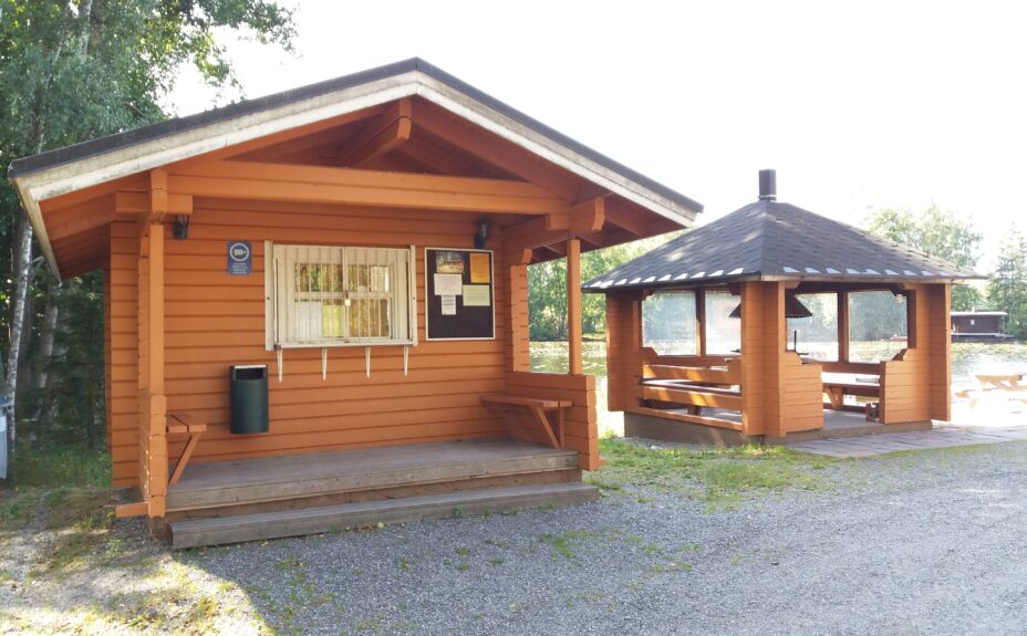 Buildings lakeside Kaljasjärvi.