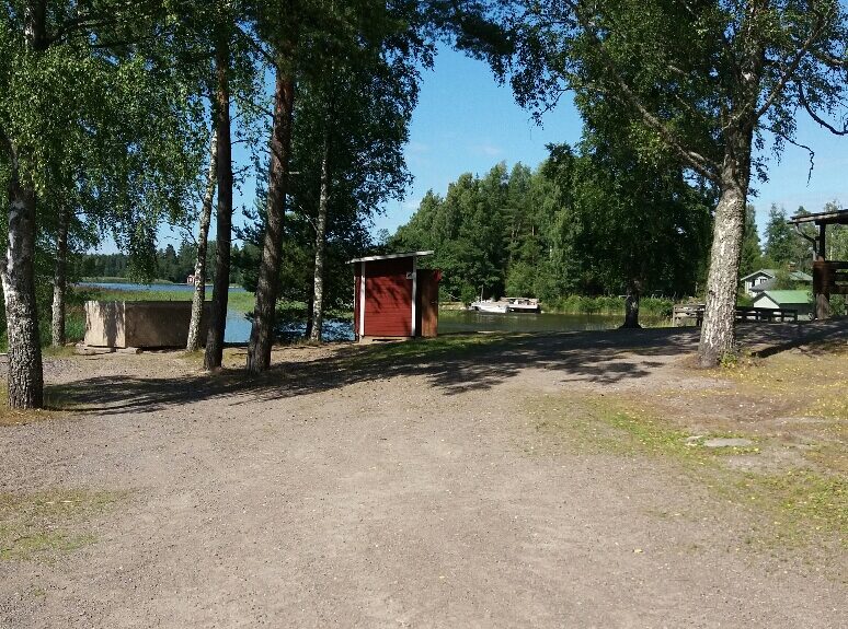 Yard area at Lillonkari lakeside sauna.