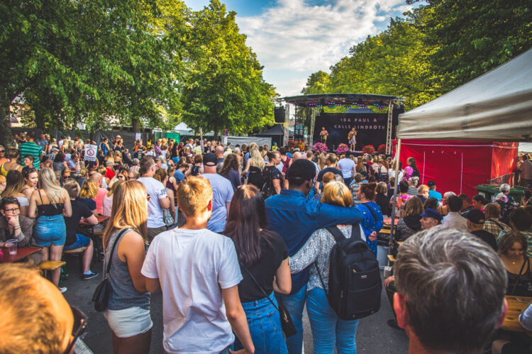 A music event in Savilanpuisto, where Ida Paul and Kalle Lindroth are performing.