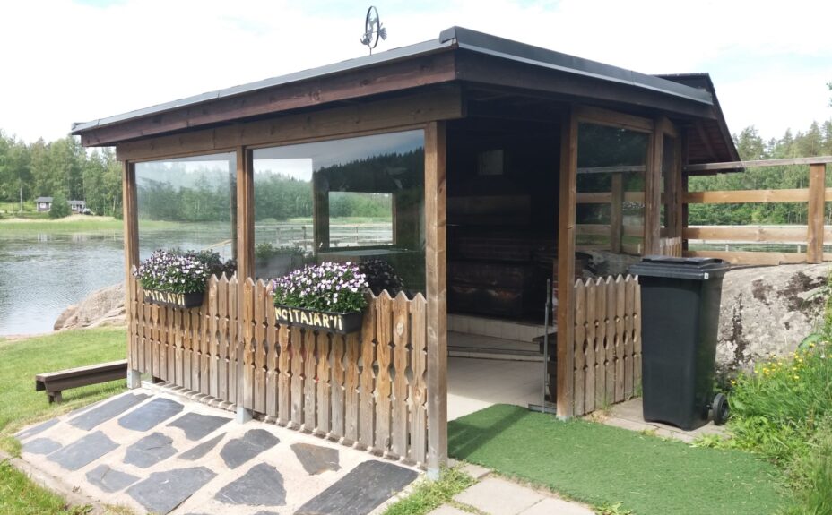 Noitajärven barbecue area.