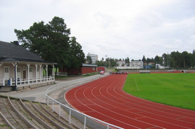 Otanlahti running track and lawn.
