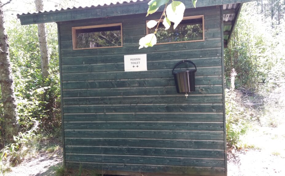 Toilet Pitkärvi lakeside sauna.
