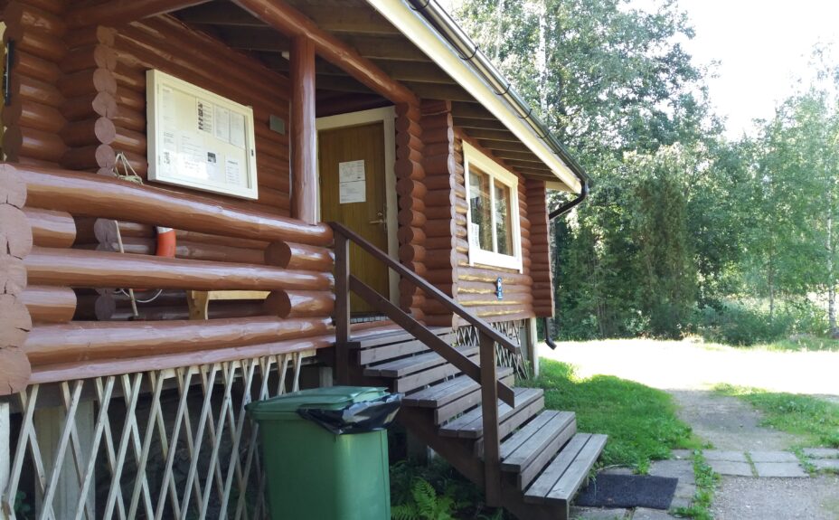 Pitkäjärvi lakeside sauna, the picture shows the facade.