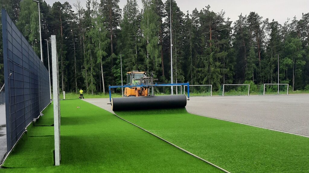 Pohjoiskehän tekonurmen tekeminen.