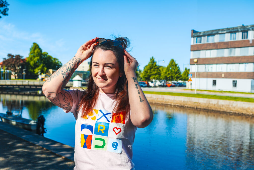 Rauma paita naisen päällä.