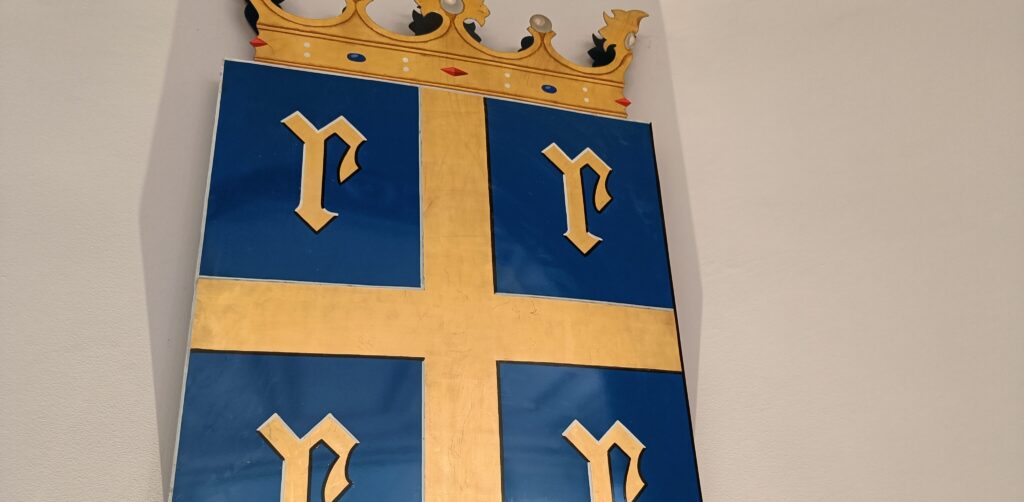 Rauman vaakuna valtuustosalissa.