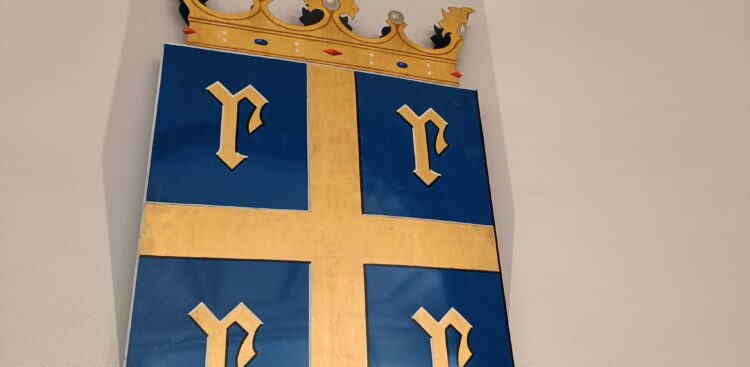 Rauman vaakuna valtuustosalissa.