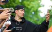 AHTI ottamassa selfietä yleisön kanssa Youth of Savila -nuortentapahtumassa.