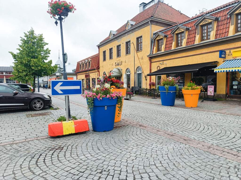 Kukka-astioita kävelykatualueella.