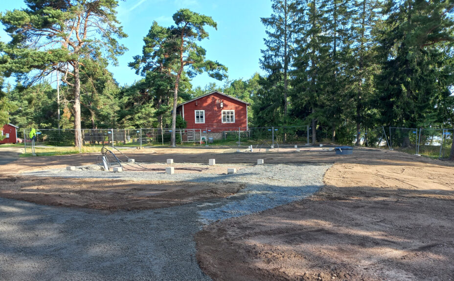 Lomamökkien alue Kuuskajaskarissa. Maanrakennus- ja perustustyöt valmistuneet.
