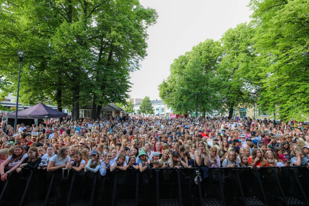 Yleisöä Youth of Savila -nuortentapahtumassa.