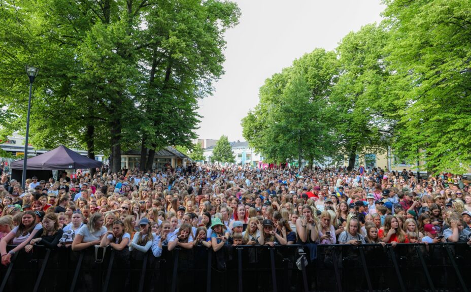 Yleisöä Youth of Savila -nuortentapahtumassa.