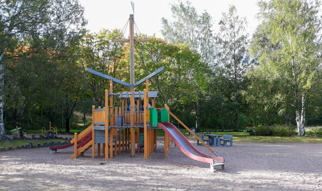 Laiva-leikkiväline Merirauman leikkikentällä.