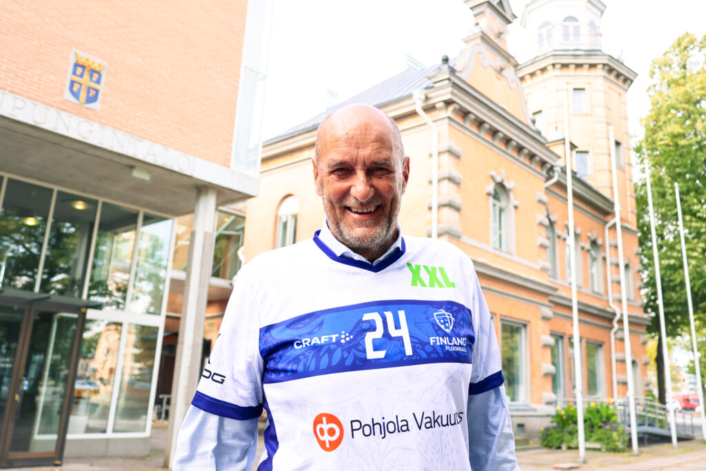 Esko Poikela salibandymaajoukkueen pelipaita päällä.
