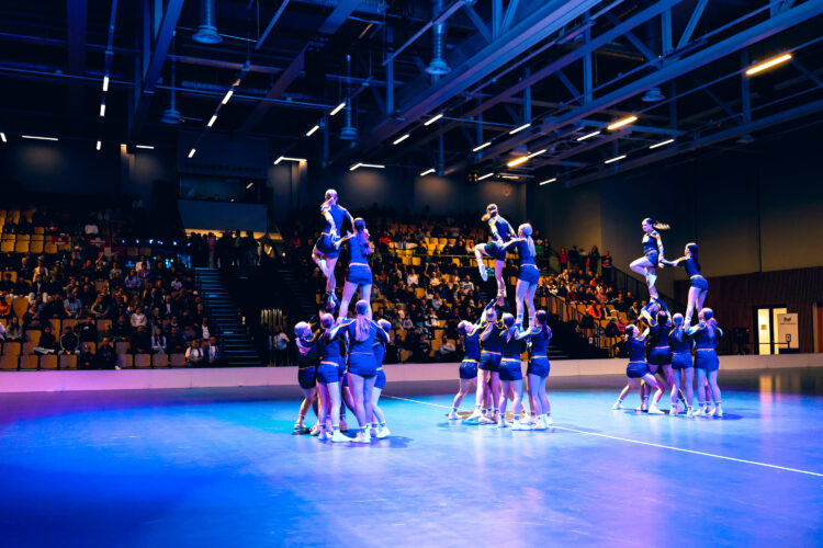 Rauman Cheerleadingseuran esitys Karin kampuksella