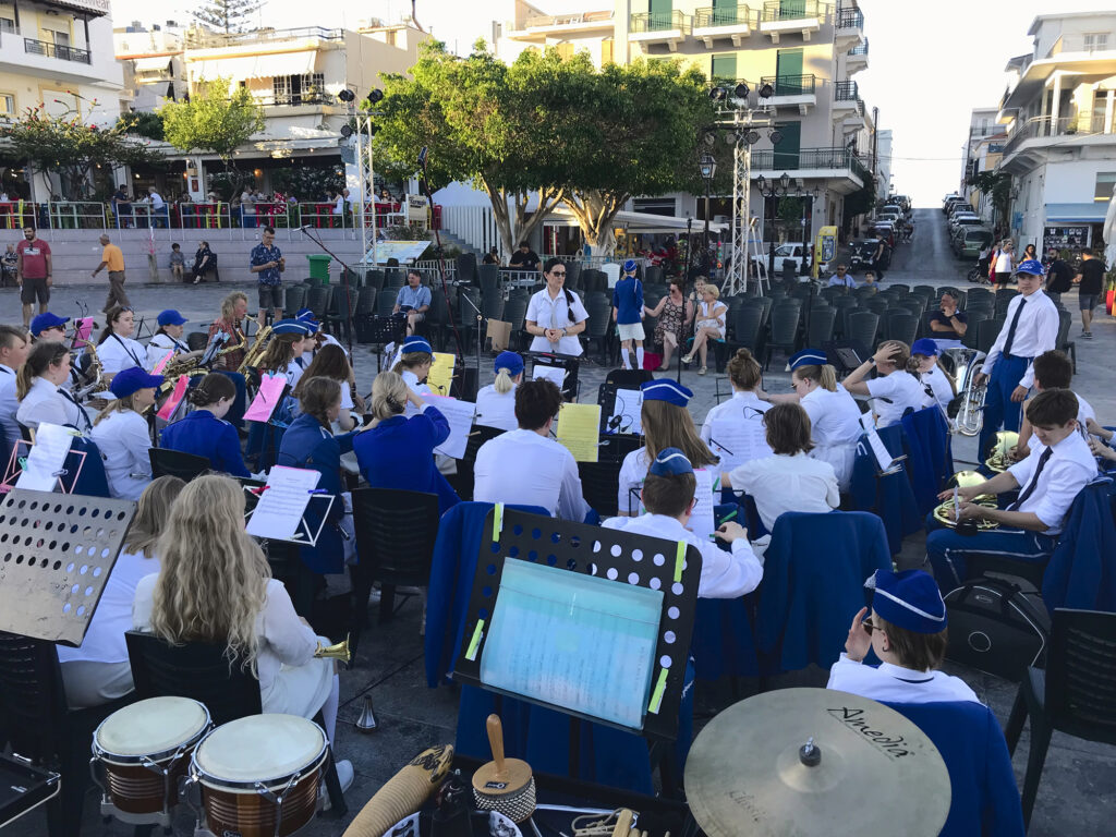 Rauman Poikasoittokunta valmistautumassa konserttiin Agios Nikolaoksessa Kreetalla.