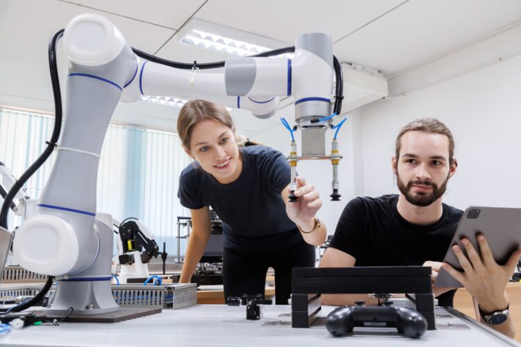 Kaksi nuorta opiskelijaa.